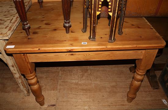 Pine table(-)